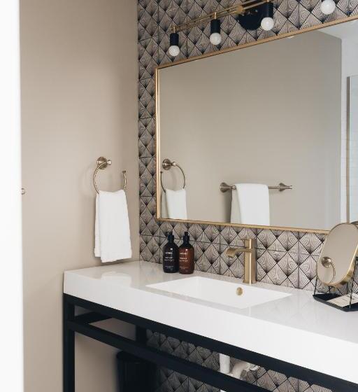 带大床的套房, The Bellwether