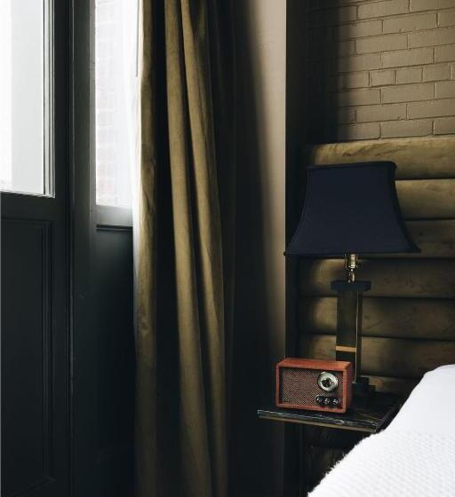 带大床的套房, The Bellwether