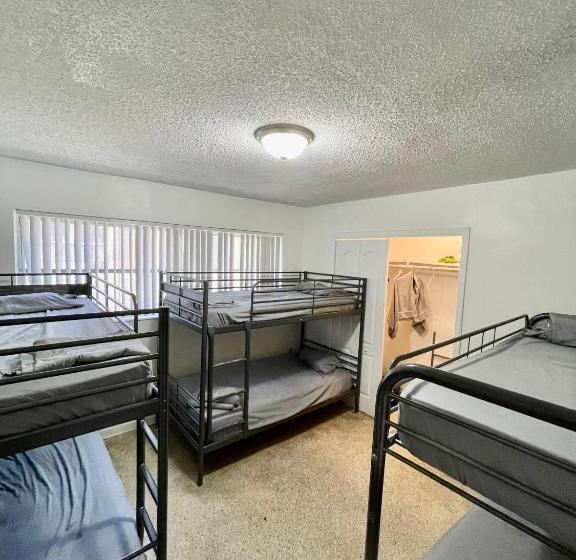 سرير فى غرفة مشتركه, Miami House 2