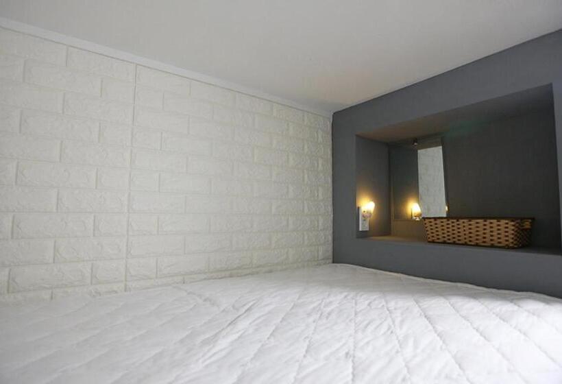 ルームシェアのワンベッド, Mo Guesthouse