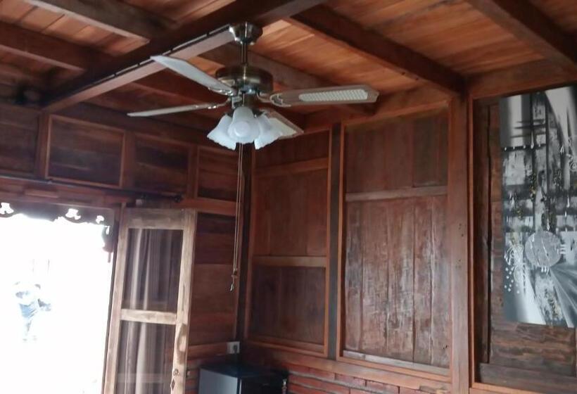 חדר דלוקס עם נוף להרים, Melasti Mountain Villa, Amed Bali   Agung Room 3