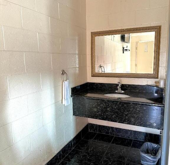 带大床的标准间, Easy 8 Motel