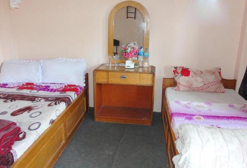 اتاق لوکس سه تخته, Nikunj Safari Guest House Sauraha  A Place Where You Can Book Jungle Wildlife Safari