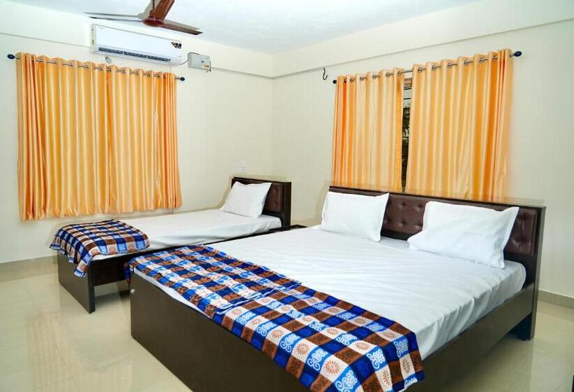 Deluxe Kolmen Hengen Huone, Shree Swarna Comforts