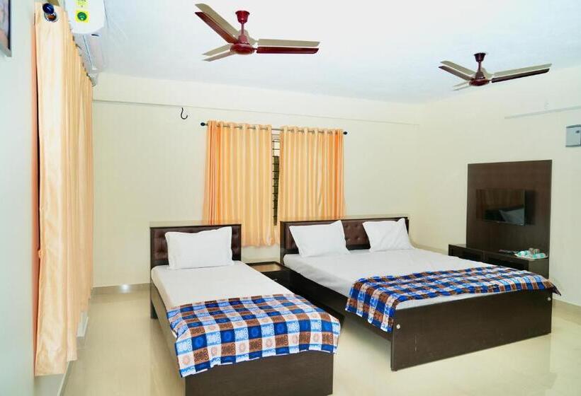 Deluxe Kolmen Hengen Huone, Shree Swarna Comforts