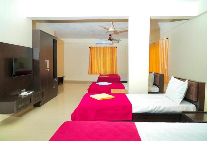 Deluxe Neljän Hengen Huone, Shree Swarna Comforts