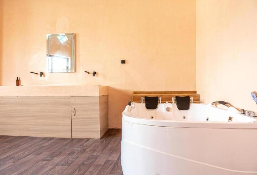 سوییت لوکس, Tamarin Hôtel Cotonou