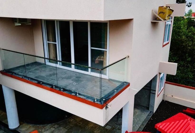 キングサイズベッドのスイートルーム, Gulmohar Resort & Spa