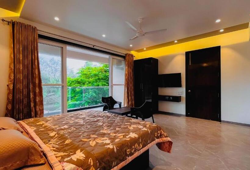 キングサイズベッドのスイートルーム, Gulmohar Resort & Spa