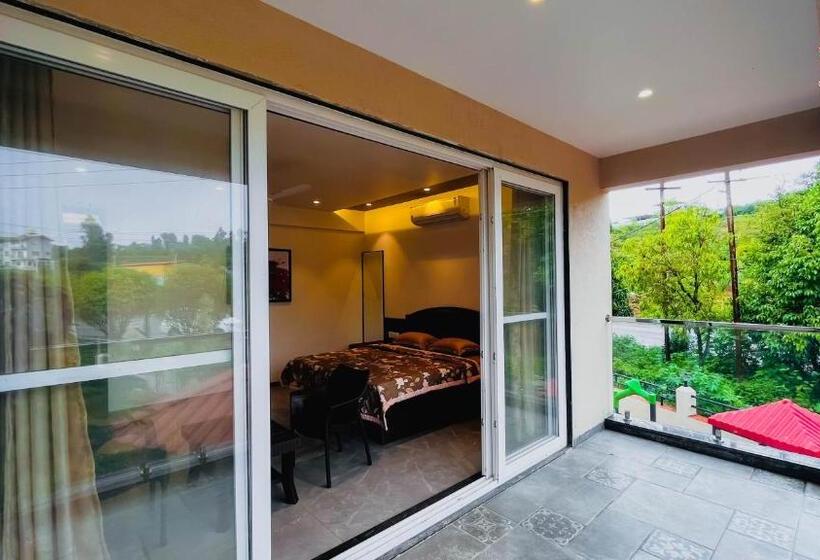 キングサイズベッドのスイートルーム, Gulmohar Resort & Spa