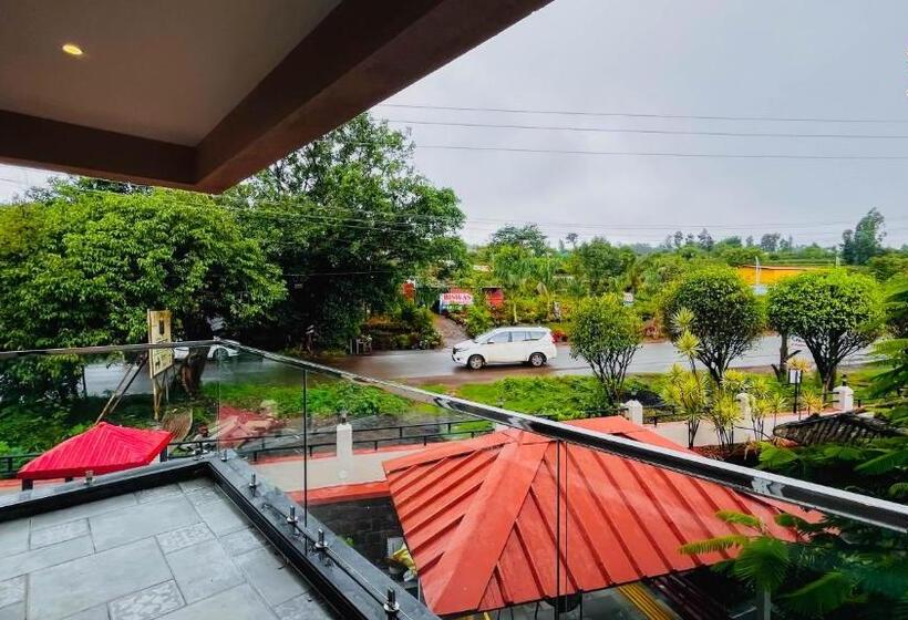 キングサイズベッドのスイートルーム, Gulmohar Resort & Spa