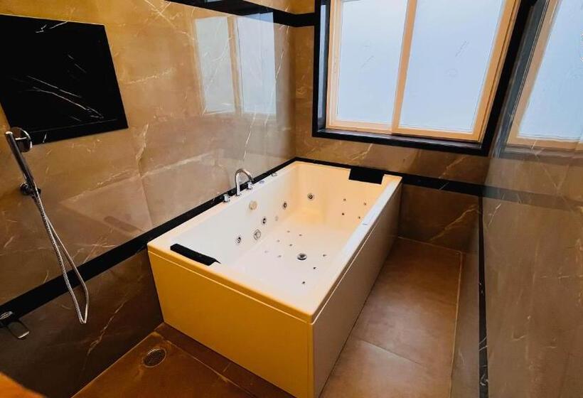 キングサイズベッドのスイートルーム, Gulmohar Resort & Spa