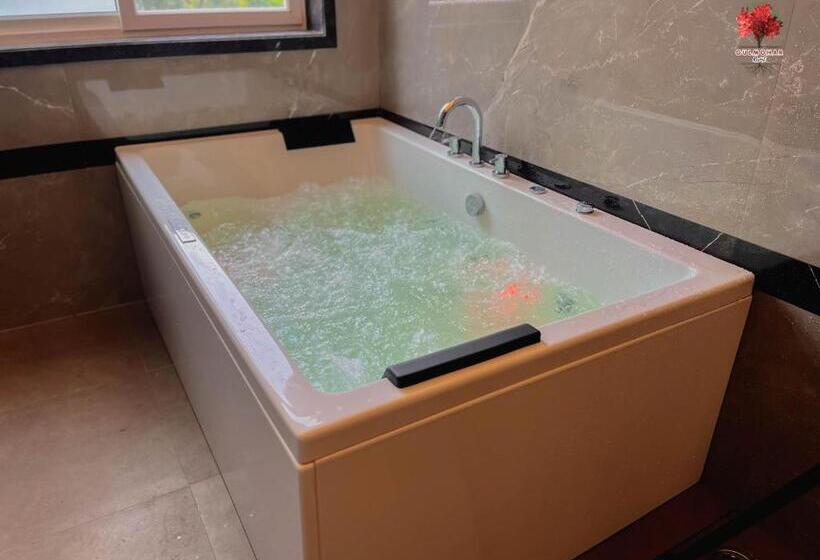 キングサイズベッドのスイートルーム, Gulmohar Resort & Spa