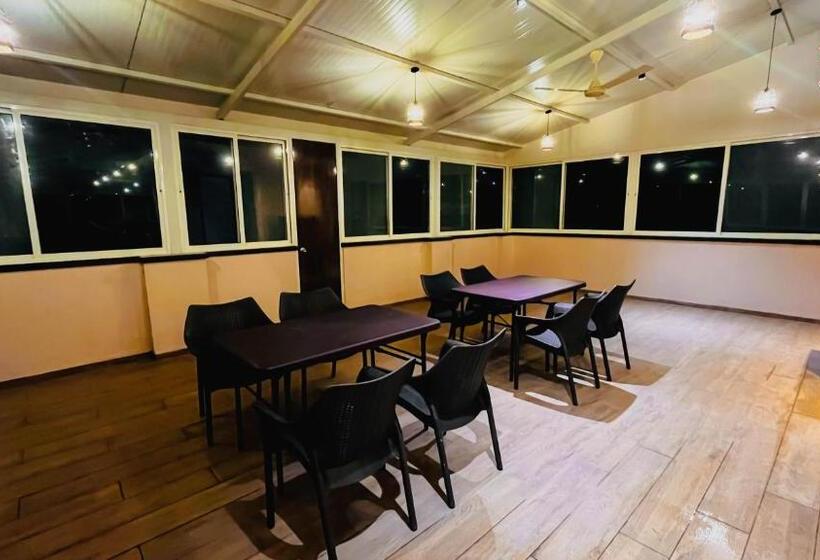 キングサイズベッドのスイートルーム, Gulmohar Resort & Spa