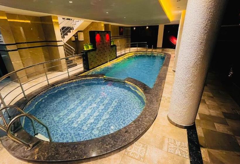 带大床的套房, Gulmohar Resort & Spa