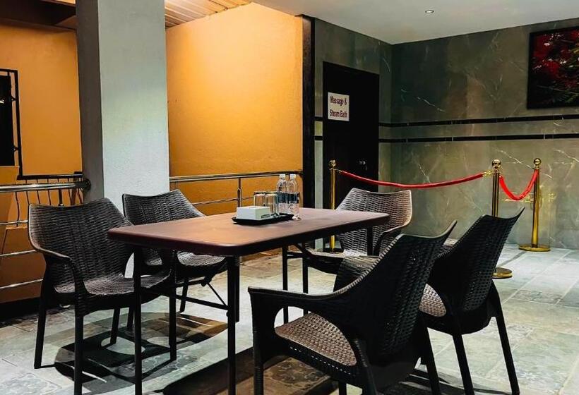 キングサイズベッドのスイートルーム, Gulmohar Resort & Spa