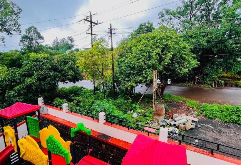 キングサイズベッドのスイートルーム, Gulmohar Resort & Spa