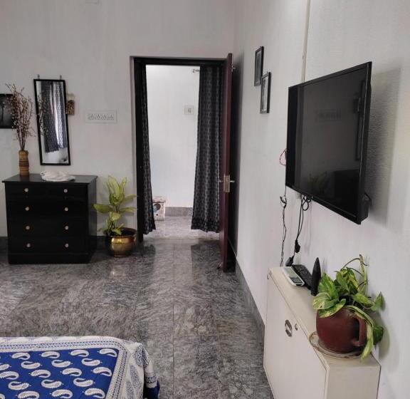 Номер Стандарт, Madhavji Villa