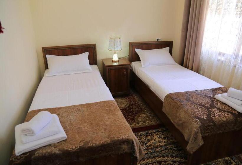 חדר משפחתי, Nihol