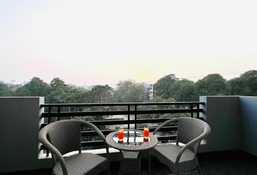 חדר דלוקס עם מרפסת, Zen Medicity   Hotel & Serviced Apartments Gurgaon