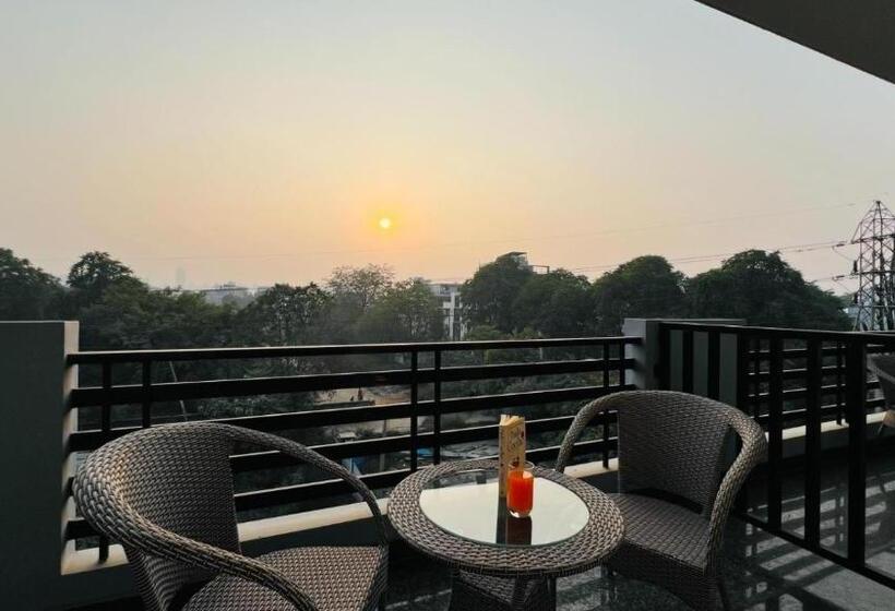 חדר דלוקס עם מרפסת, Zen Medicity   Hotel & Serviced Apartments Gurgaon