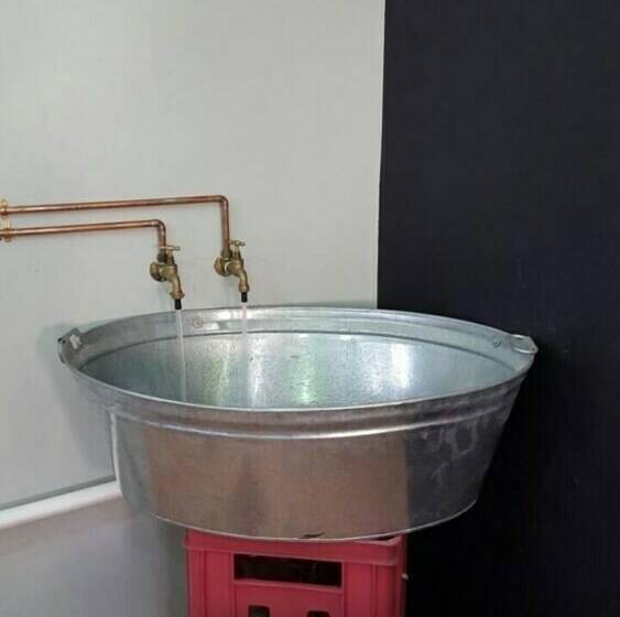 חדר סטנדרט, The Backpack Shack