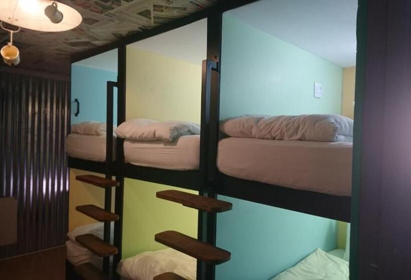 מיטה בחדר משותף, The Backpack Shack