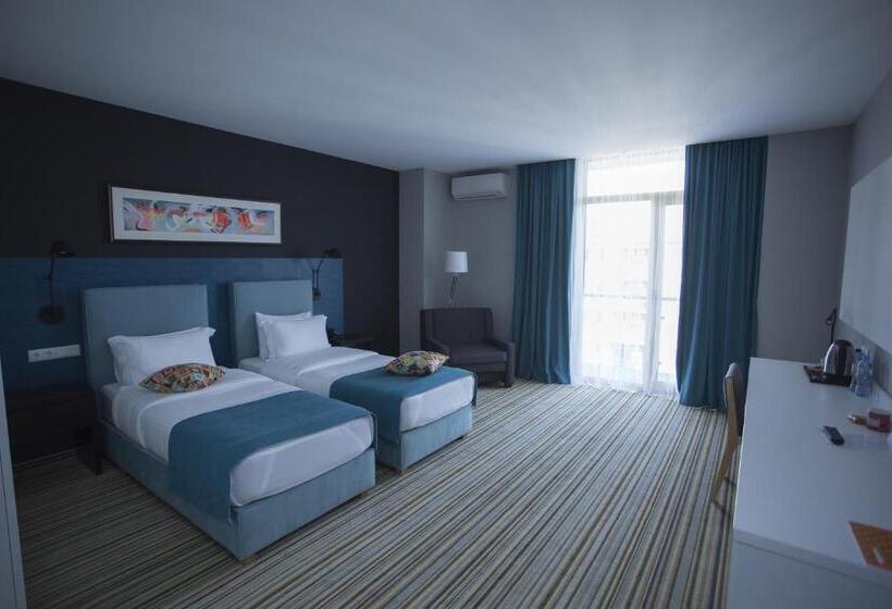 اتاق لوکس سه تخته, Aparthotel Tangerine