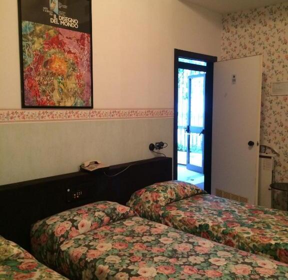 חדר דלוקס לשלושה, Letizia