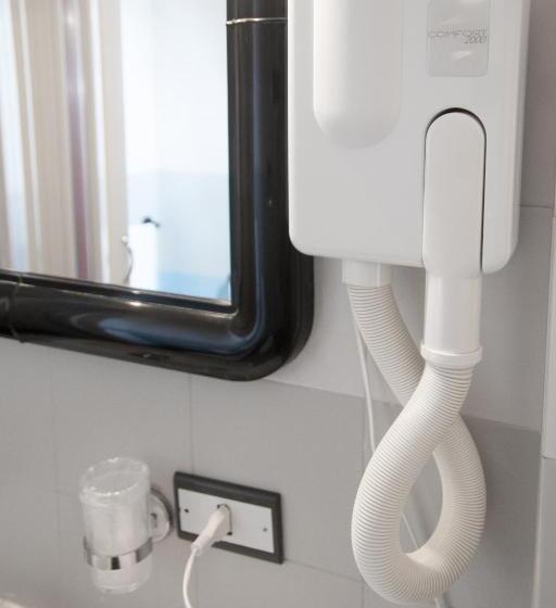 חדר דלוקס לשלושה, Letizia