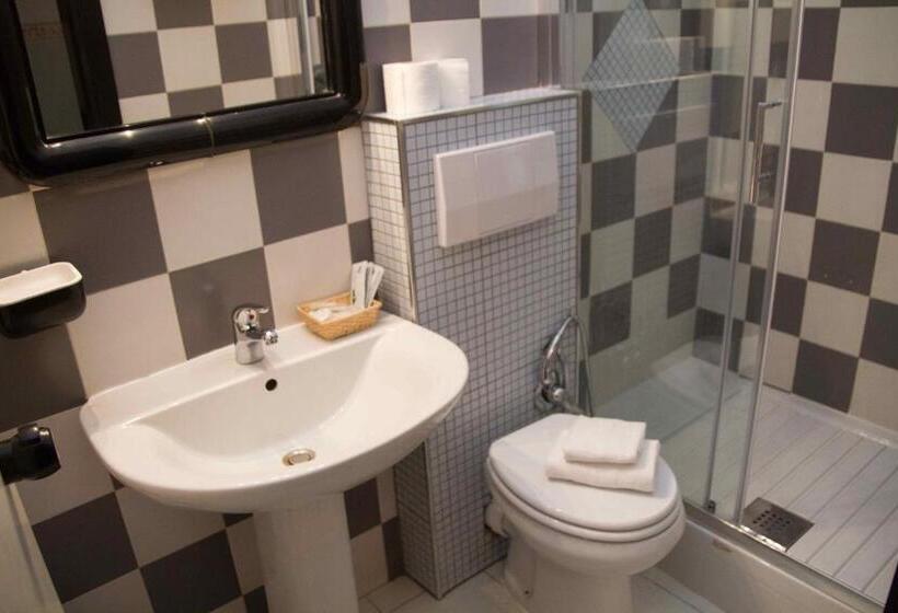 חדר דלוקס לשלושה, Letizia