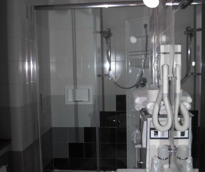 חדר דלוקס לשלושה, Letizia