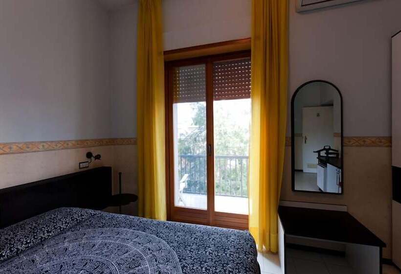 חדר דלוקס לשלושה, Letizia