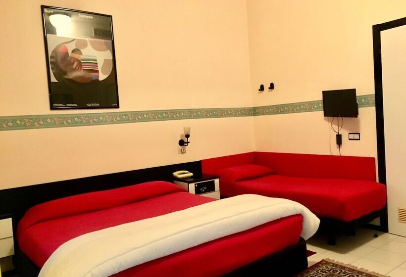 חדר דלוקס לשלושה, Letizia