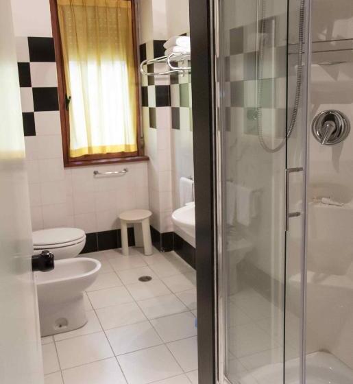 חדר דלוקס לשלושה, Letizia