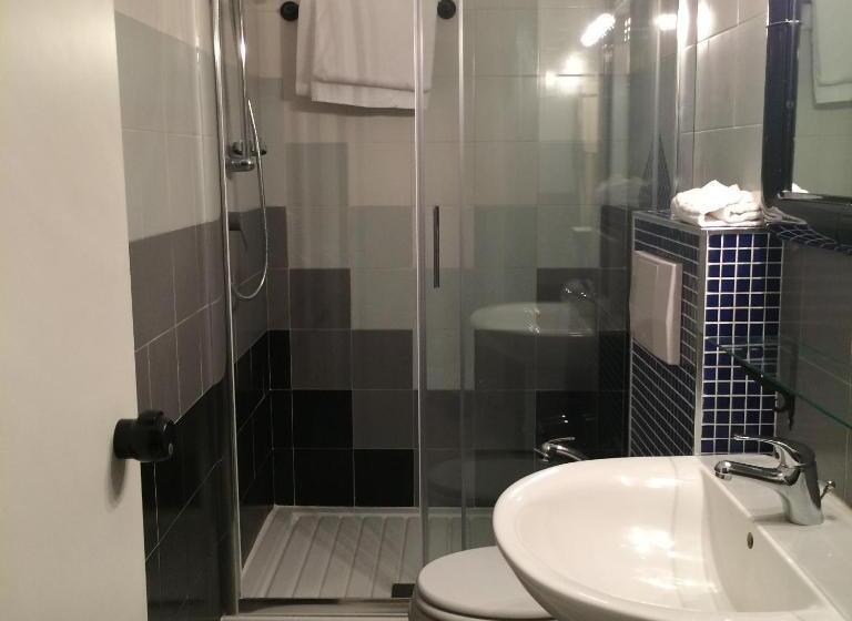 חדר דלוקס לשלושה, Letizia