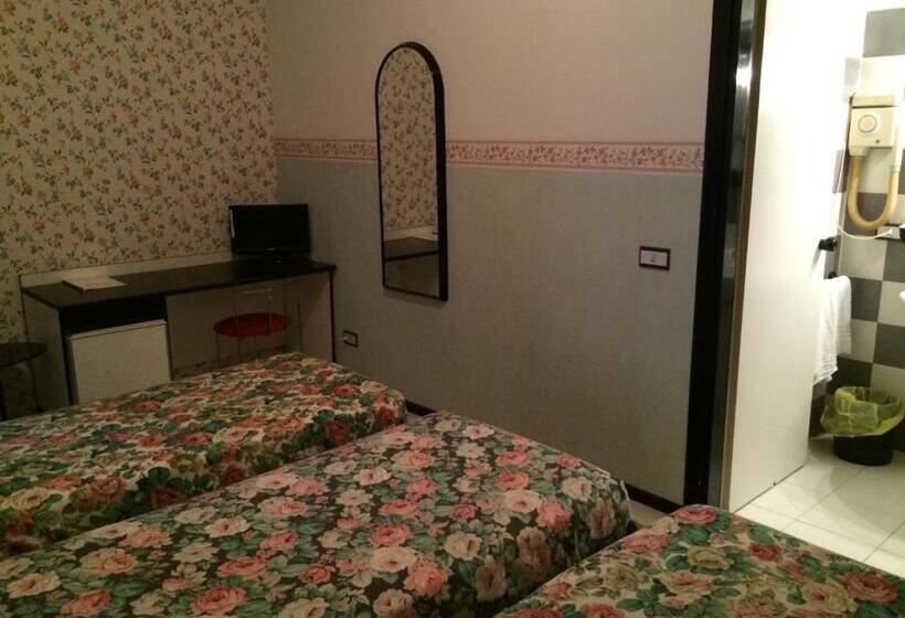 חדר דלוקס לשלושה, Letizia