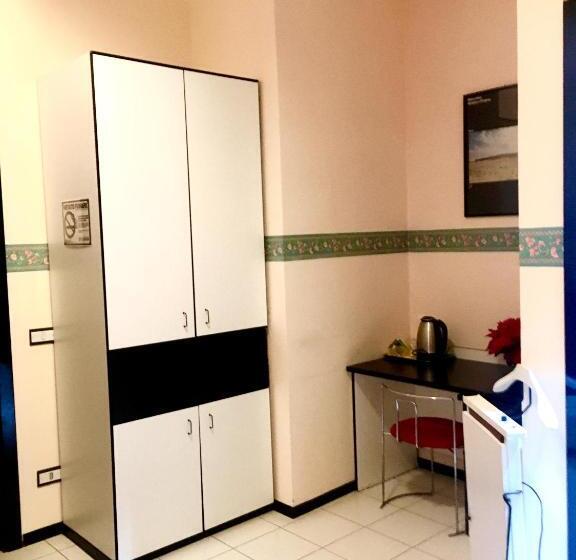 חדר דלוקס לשלושה, Letizia