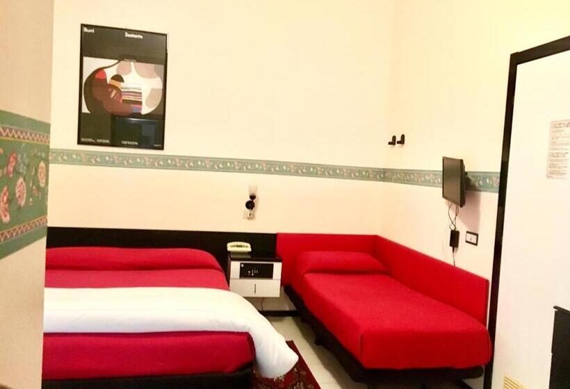 חדר דלוקס לשלושה, Letizia