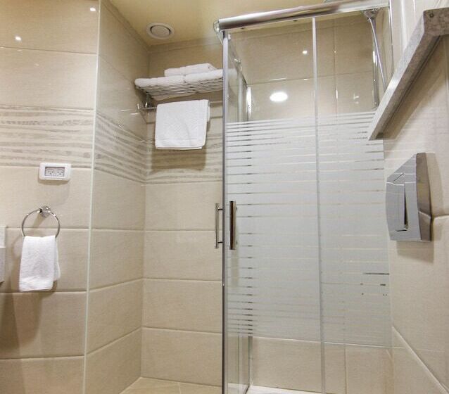 اتاق استاندارد سه نفره, Saint Gabriel