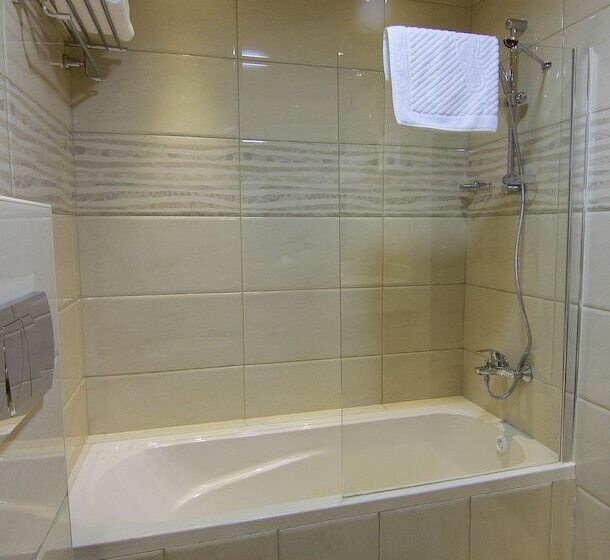 اتاق استاندارد سه نفره, Saint Gabriel