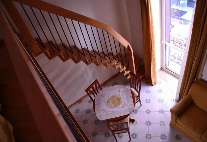 استودیوی استاندارد, Gatto Bianco Le Dimore