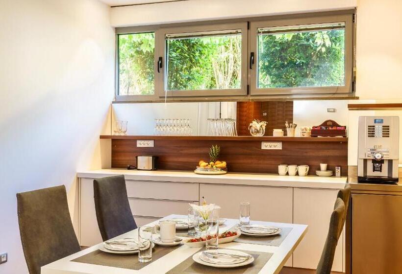 이코노미 룸, Oasis Life