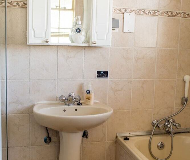 خانه 2 خوابه, Woodlands Stop Over And Lodge