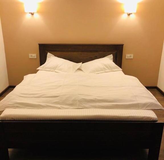 דירת חדר, Popasul Din Pietrar