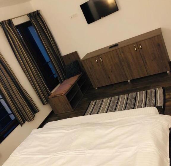 דירת חדר, Popasul Din Pietrar