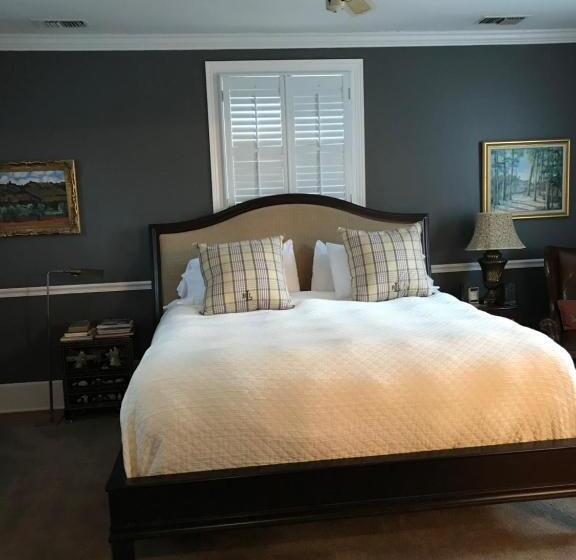 اتاق لوکس با تخت بزرگ, Springwood Inn