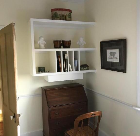 اتاق لوکس با چشم‌انداز باغ, Springwood Inn