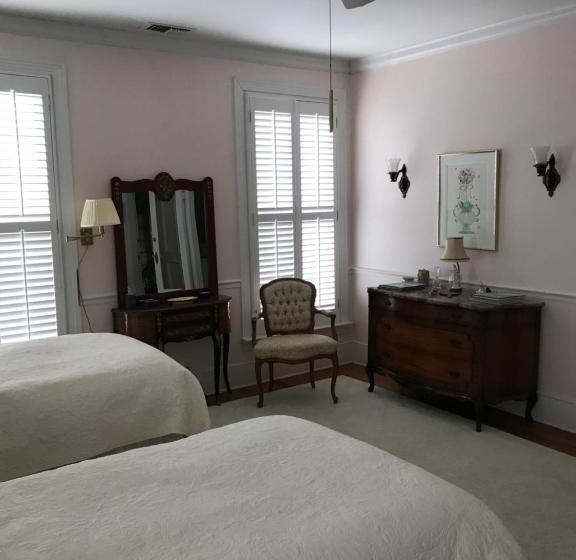 اتاق لوکس, Springwood Inn