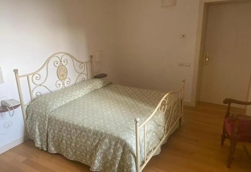 Standard-invahuone, Palazzo Riccucci